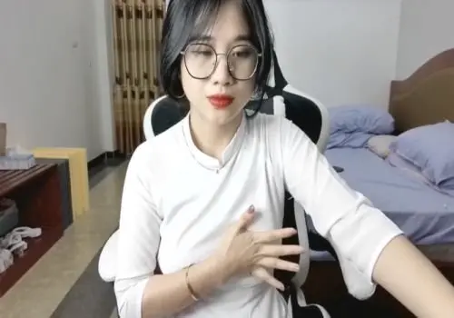 Ảnh thumbnail video Anna Gau dâm đãng thủ dâm kiếm tiền mưu sinh livestream bú ngón tay liếm lồn cực phê